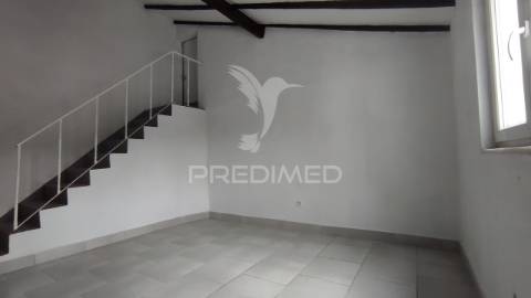 Moradia em vaiamonte com amplo espaço exterior.