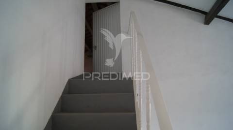 Moradia em vaiamonte com amplo espaço exterior.