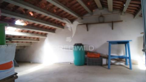 Moradia em vaiamonte com amplo espaço exterior.