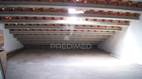 Moradia em vaiamonte com amplo espaço exterior.