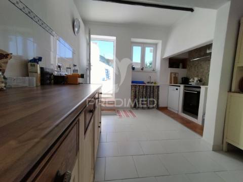 Moradia em vaiamonte com amplo espaço exterior.
