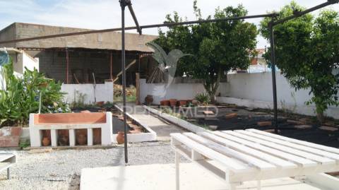 Moradia em vaiamonte com amplo espaço exterior.