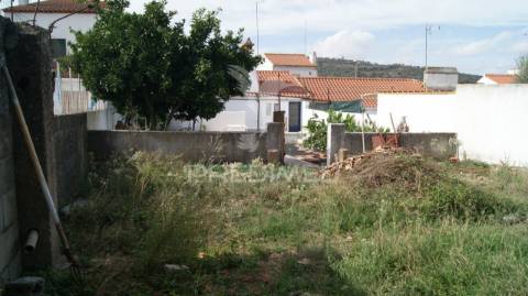 Moradia em vaiamonte com amplo espaço exterior.