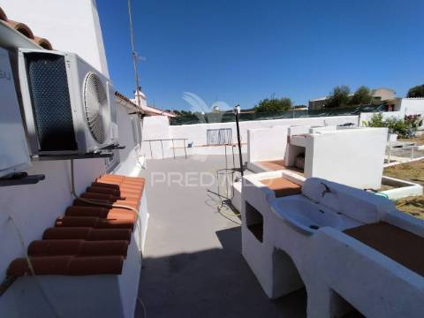 Moradia em vaiamonte com amplo espaço exterior.
