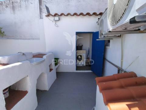 Moradia em vaiamonte com amplo espaço exterior.