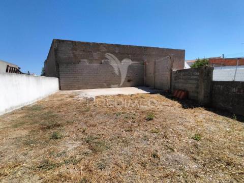 Moradia em vaiamonte com amplo espaço exterior.
