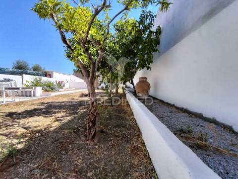 Moradia em vaiamonte com amplo espaço exterior.
