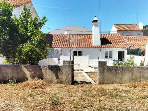 Moradia em vaiamonte com amplo espaço exterior.