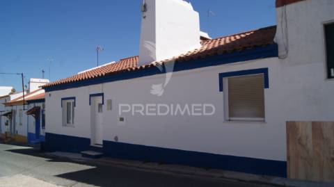 Moradia em vaiamonte com amplo espaço exterior.