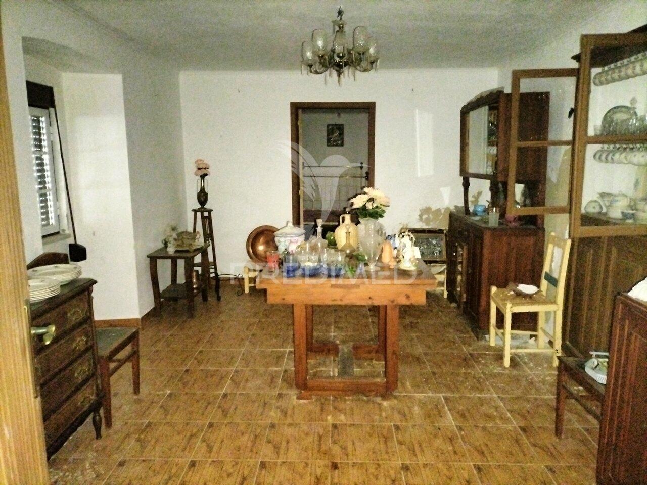 Villa em vaiamonte para recuperar, com pátio e quintal