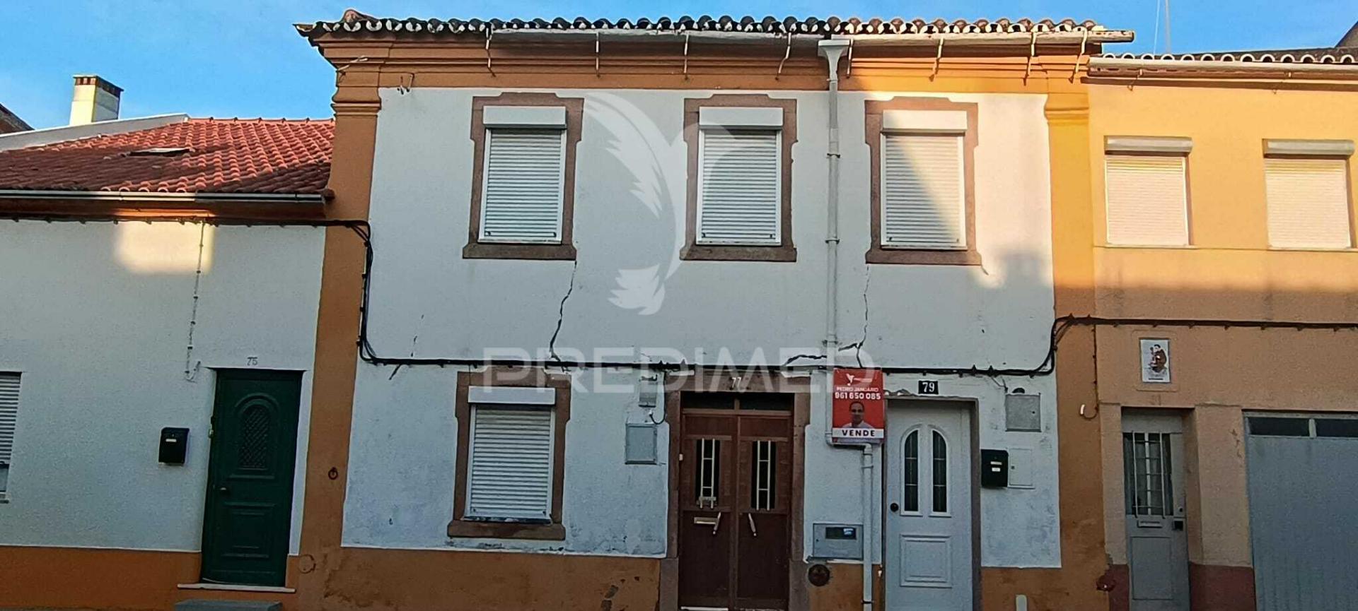 Moradia geminada com terreno em nisa