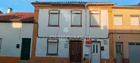 Moradia geminada com terreno em nisa