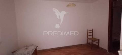 Moradia geminada com terreno em nisa