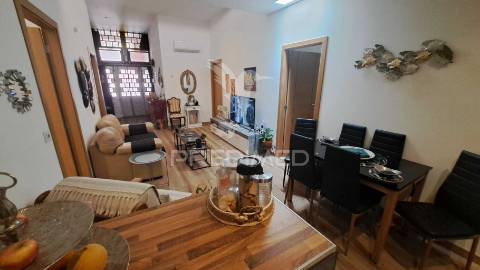 Fração comercial transformada em apartamento t4 - lagoa