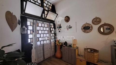 Fração comercial transformada em apartamento t4 - lagoa