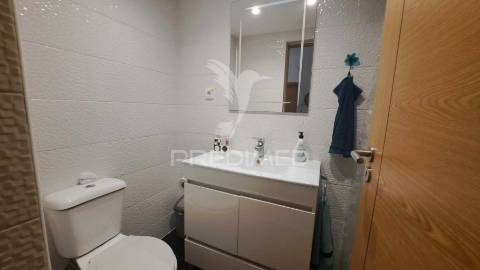 Fração comercial transformada em apartamento t4 - lagoa
