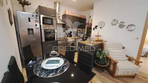 Fração comercial transformada em apartamento t4 - lagoa