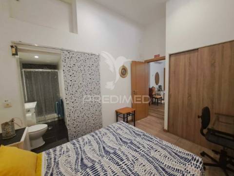 Fração comercial transformada em apartamento t4 - lagoa