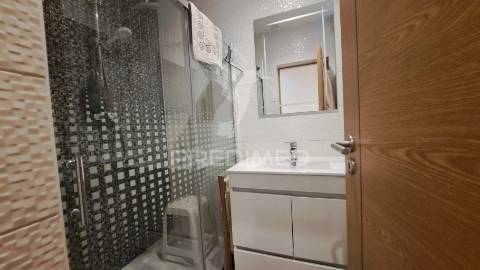 Fração comercial transformada em apartamento t4 - lagoa