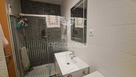 Fração comercial transformada em apartamento t4 - lagoa