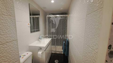 Fração comercial transformada em apartamento t4 - lagoa
