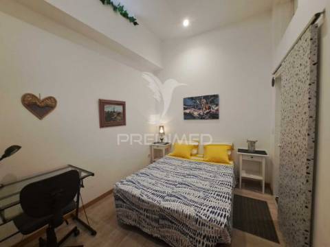 Fração comercial transformada em apartamento t4 - lagoa