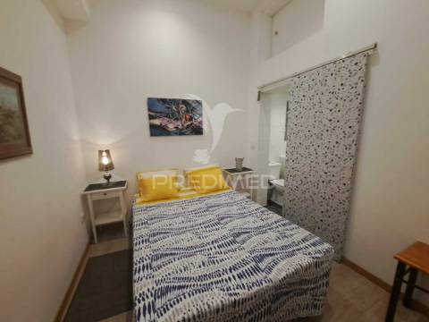 Fração comercial transformada em apartamento t4 - lagoa