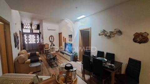 Fração comercial transformada em apartamento t4 - lagoa