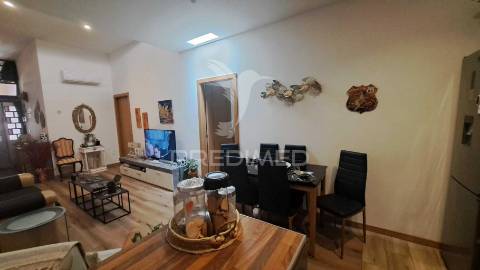 Fração comercial transformada em apartamento t4 - lagoa