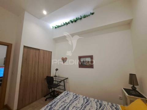 Fração comercial transformada em apartamento t4 - lagoa