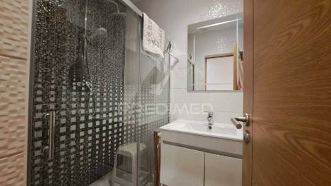 Fração comercial transformada em apartamento t4 - lagoa