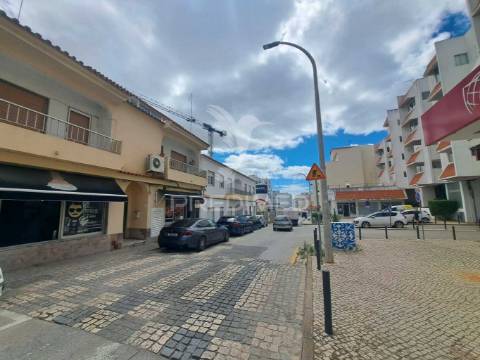 Fração comercial transformada em apartamento t4 - lagoa