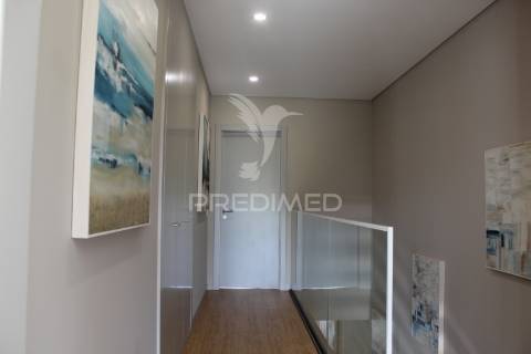 Moradia geminada com piscina