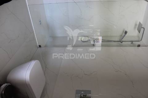 Moradia geminada com piscina