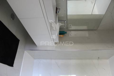 Moradia geminada com piscina