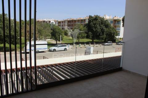 Moradia geminada com piscina