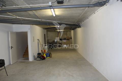 Moradia geminada com piscina