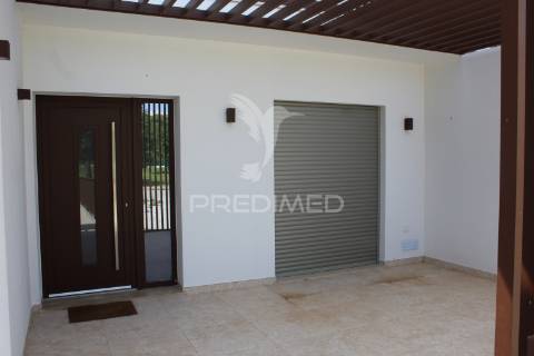 Moradia geminada com piscina