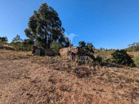 Ruina  com a pocibilidade de constroção de 2000 m2