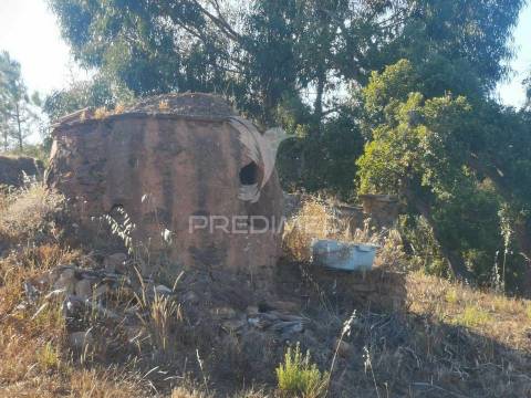 Ruina  com a pocibilidade de constroção de 2000 m2