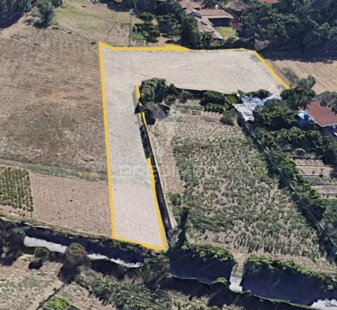 Terreno urbano no campo mas a um pequeno passo da cidade
