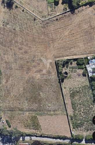 Terreno urbano no campo mas a um pequeno passo da cidade