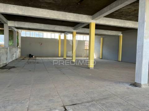 Armazém com área 2550m2 junto ao aeroporto lisboa