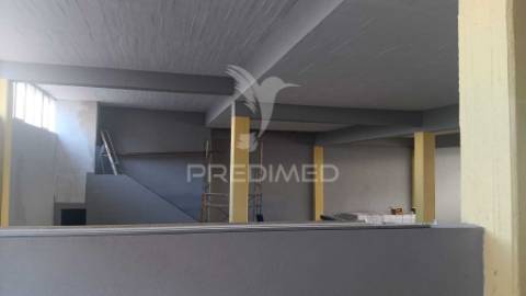 Armazém com área 2550m2 junto ao aeroporto lisboa