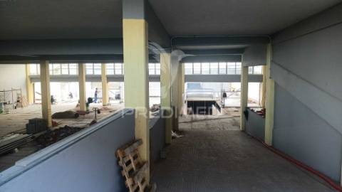 Armazém com área 2550m2 junto ao aeroporto lisboa