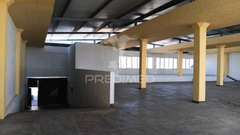 Armazém com área 2550m2 junto ao aeroporto lisboa