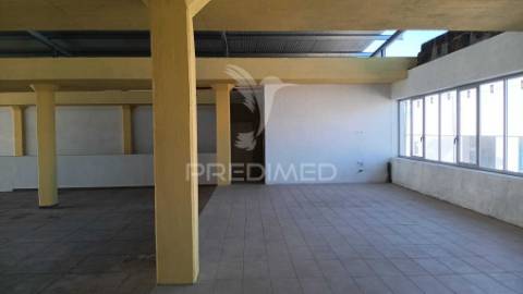 Armazém com área 2550m2 junto ao aeroporto lisboa