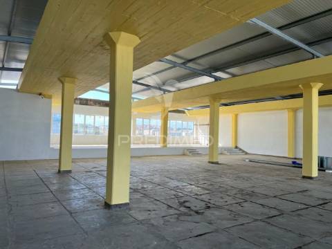 Armazém com área 2550m2 junto ao aeroporto lisboa