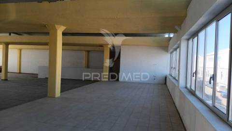 Armazém com área 2550m2 junto ao aeroporto lisboa