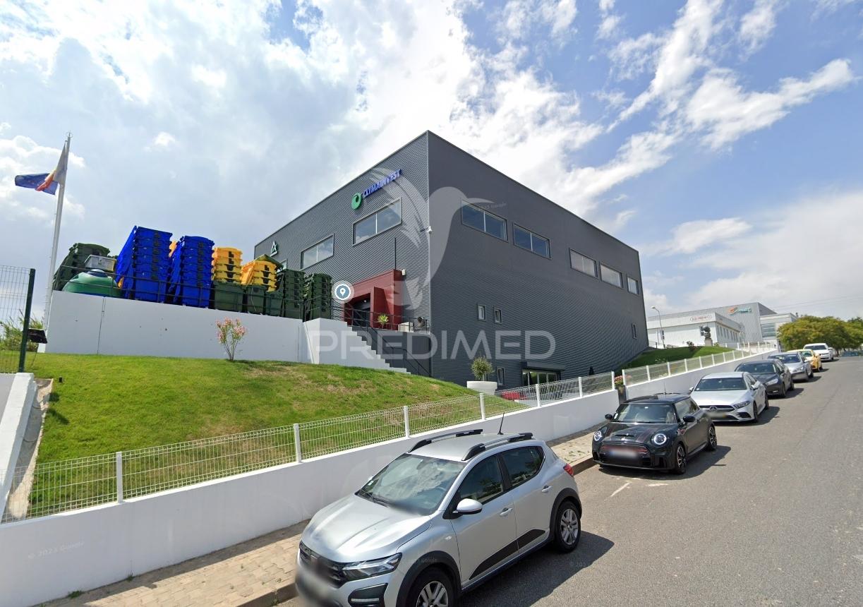Venda de armazém com logradouro privado 1000m2 loures